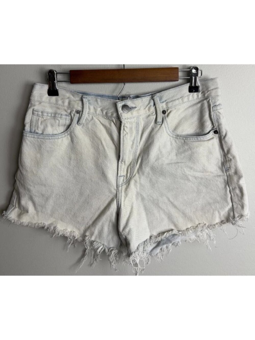 FRAME Denim Shorts Size 26 Light Wash Raw Hem LUBSH385 USA Women’s